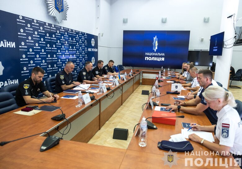 Латвія передала Нацполіції України 12 автомобілів та IT-обладнання для штурмової бригади "Лють"