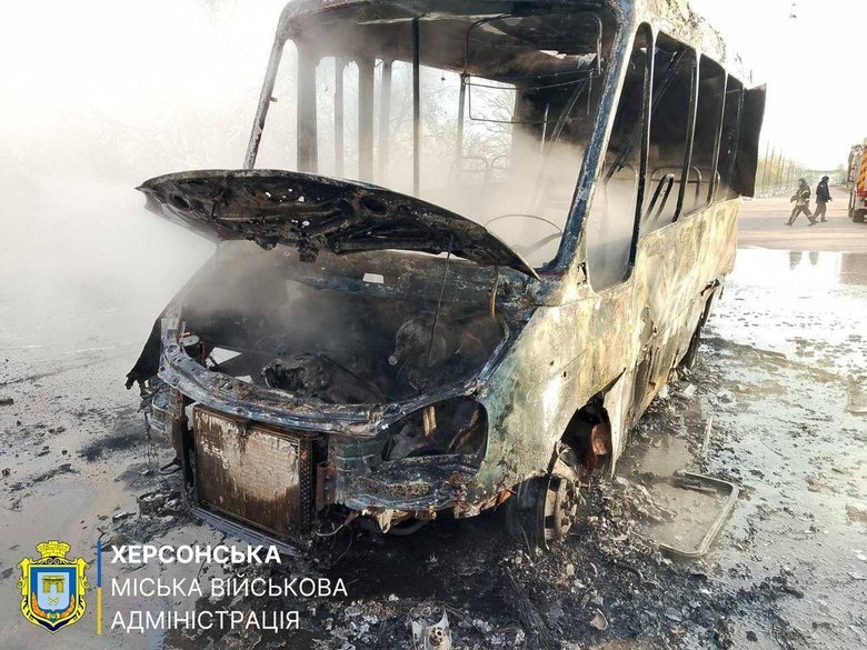 Атаки на Херсонщині: поранені чоловіки та удар по автобусу