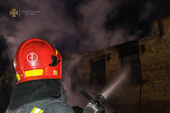 В Киеве сгорел двухэтажный частный дом, огонь повредил три автомобиля, мужчина в крайне тяжелом состоянии доставлен в больницу, - ГСЧС 01