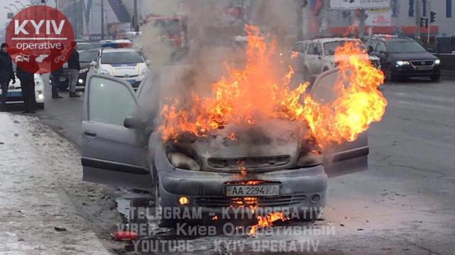 У Києві на ходу загорівся автомобіль 01