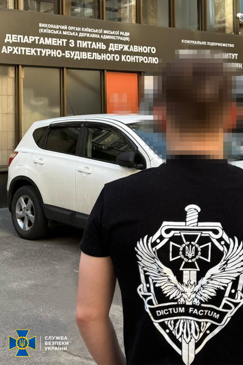 В Киеве инспектор КГГА требовал $15 тысяч взятки