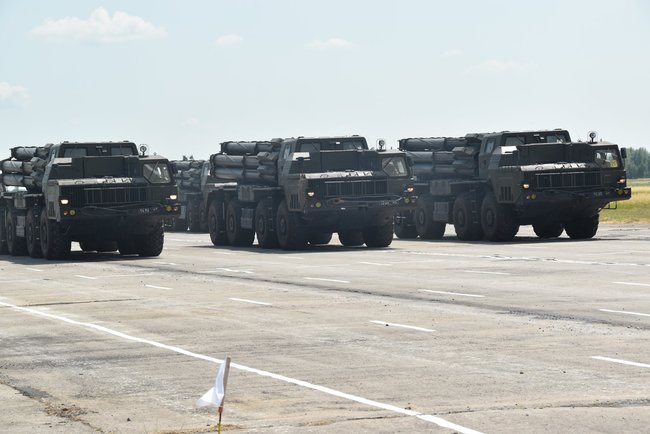 Понад тисяча військовослужбовців і 300 одиниць техніки проводять на Чернігівщині репетицію параду до Дня Незалежності 05