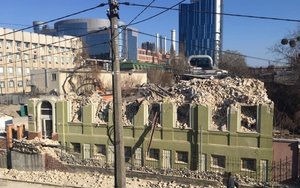 В Киеве снесли исторический дом Уткина - на его месте хотят построить 26-этажный жилой комплекс. Прокуратура открыла уголовное дело. ФОТО