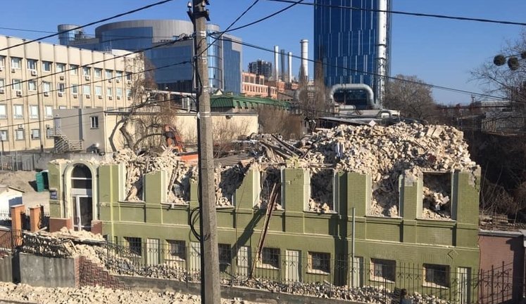 В Киеве снесли исторический дом Уткина - на его месте хотят построить 26-этажный жилой комплекс. Прокуратура открыла уголовное дело. ФОТО