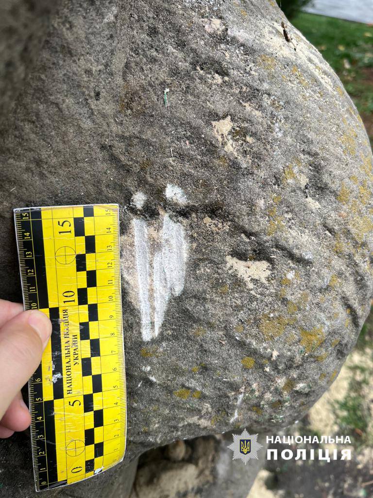 Фигуры половецких баб в Харькове повредили. Рядом нашли топор 04