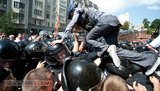 Журналистка сверху прыгнула на бойцов "Беркута" и прошлась по их головам. ФОТОрепортаж