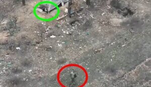 Боец стреляет в оккупанта, который приближается к украинской позиции.. ВИДЕО
