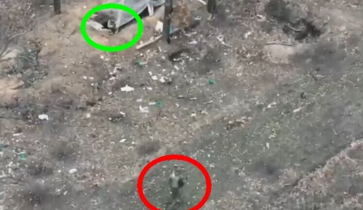 Боец стреляет в оккупанта, который приближается к украинской позиции.. ВИДЕО