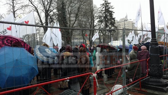 Several political forces launch rallies outside Rada 05