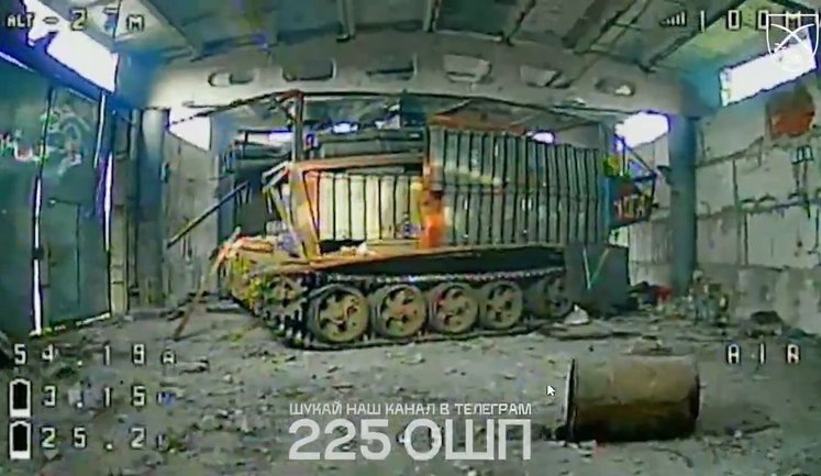 Бойцы 225-го полка уничтожили ангар врага с техникой около Гуляйполя. ВИДЕО