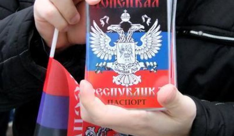 В Донецке объявили о федерализации и начали раздавать паспорта Донецкой республики. ФОТОрепортаж+ВИДЕО