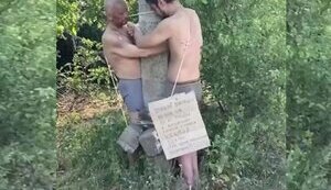 Российский солдат бьет палкой двух своих соратников, привязанных к столбу: "Вот они - два п#дара! Нех#й было съ#бываться с позиций!". ВИДЕО