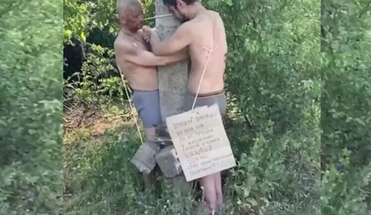Российский солдат бьет палкой двух своих соратников, привязанных к столбу: "Вот они - два п#дара! Нех#й было съ#бываться с позиций!". ВИДЕО
