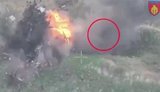 Дрон залітає у бліндаж, лунає вибух і тіло окупанта летить високо угору та падає за кілька десятків метрів від укріплення. ВIДЕО