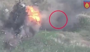 Дрон залітає у бліндаж, лунає вибух і тіло окупанта летить високо угору та падає за кілька десятків метрів від укріплення. ВIДЕО