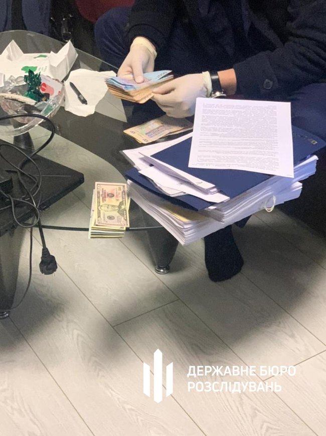 Сотрудникам полиции и директору оружейного магазина на Киевщине сообщено о подозрении в выдаче незаконных разрешений на оружие, - ГБР 01