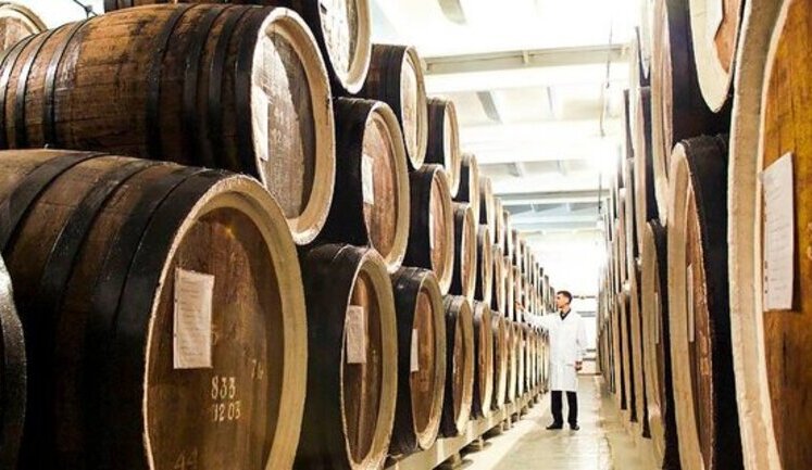 "Укрексімбанк" виставив на продаж кредити розрабованого окупантами коньячного заводу "Таврія"