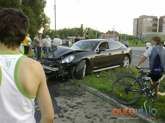 ДТП: В Макеевке разбили дорогущий Porsche Panamera