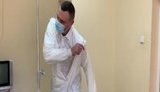 Кличко зняв репортаж з Олександрівської лікарні і показав палату нардепа Шахова: "Зараз одягну захисний костюм. Сподіваюся, розмір підійде - три ікси". ВIДЕО