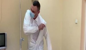 Кличко зняв репортаж з Олександрівської лікарні і показав палату нардепа Шахова: "Зараз одягну захисний костюм. Сподіваюся, розмір підійде - три ікси". ВIДЕО