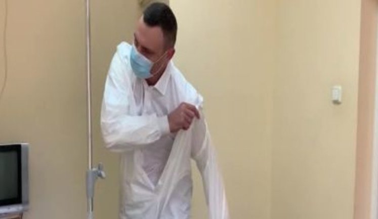 Кличко зняв репортаж з Олександрівської лікарні і показав палату нардепа Шахова: "Зараз одягну захисний костюм. Сподіваюся, розмір підійде - три ікси". ВIДЕО