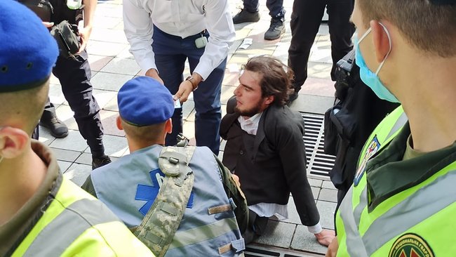 Слуги русификации и Меняю мову на рубли: на акции под ВР произошла стычка - правоохранители пытались задержать митингующего 21