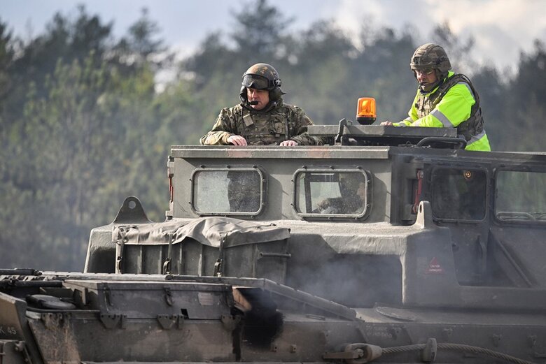 Міністр оборони Великої Британії Воллес завітав до українських військових, які опановують танки Challenger 2 01 Міністр оборони Великої Британії Воллес завітав до українських військових, які опановують танки Challenger 2 01