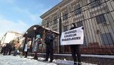"Путин боится Навального", - под посольство РФ в Киеве принесли трусы и туалетный ершик. ВИДЕО+ФОТОрепортаж