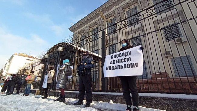 Путин боится Навального, - под посольство РФ в Киеве принесли трусы и туалетный ершик 11