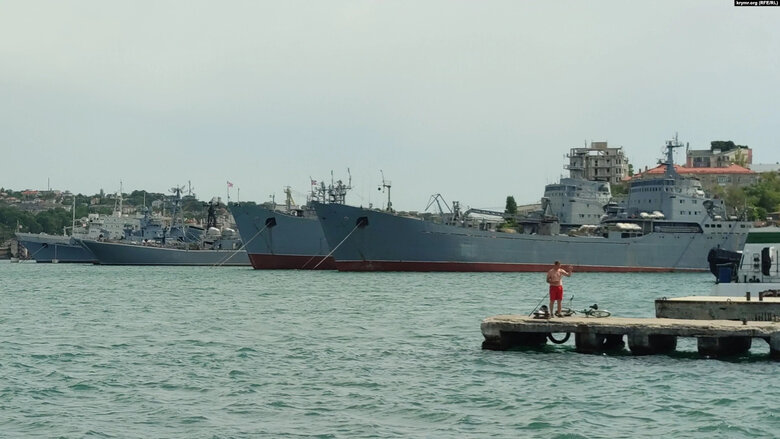 Пять российских больших десантных кораблей вышли в Черное море 01