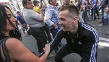 Я в шоке. Милиция даже не пыталась нас защитить - просто наблюдали, как нас избивают, - журналистка, пострадавшая от "антифашистов". ВИДЕО