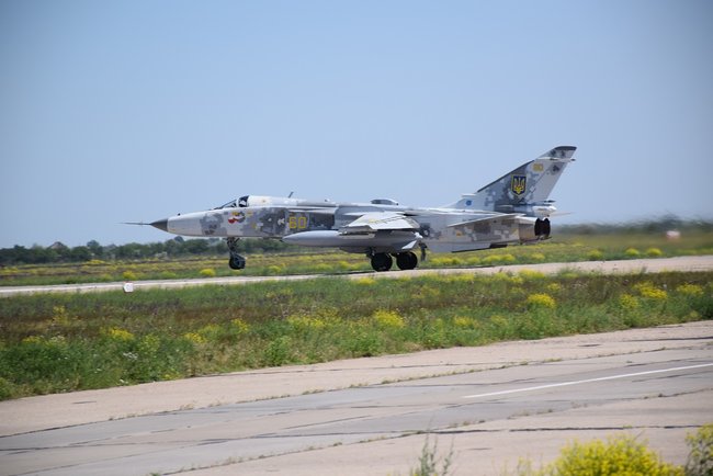 Укроборонпром передал ВСУ отремонтированный самолет-разведчик Су-24МР 01