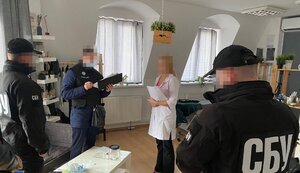 Заробляла на підробці COVID-сертифікатів. На Закарпатті затримали лікарку