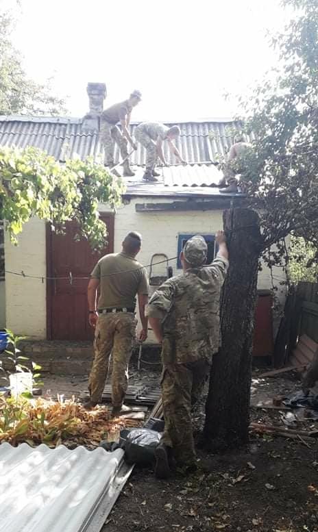 Морские пехотинцы отремонтировали поврежденную осколками крышу в доме волонтерки 02