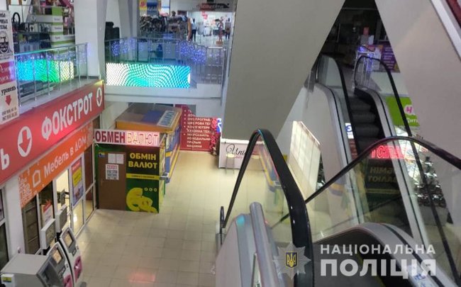 Бомбу в харьковском ТРЦ не нашли, - полиция 01