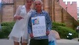 В центре Киева пенсионер с плакатом "Янукович козел" стал туристической достопримечательностью. ФОТОрепортаж