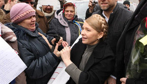 Тимошенко посетила палаточный городок под Печерским судом. ФОТО