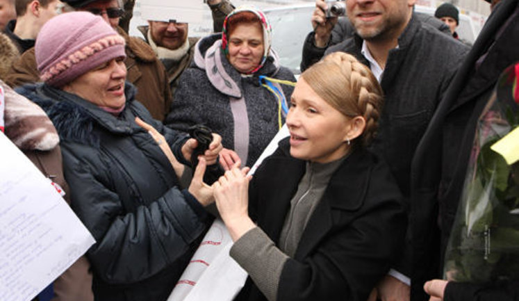 Тимошенко посетила палаточный городок под Печерским судом. ФОТО