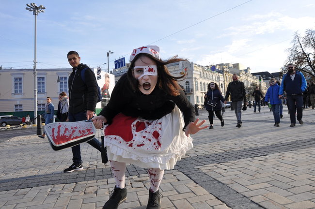 Парад зомби прошел в центре Киева 24