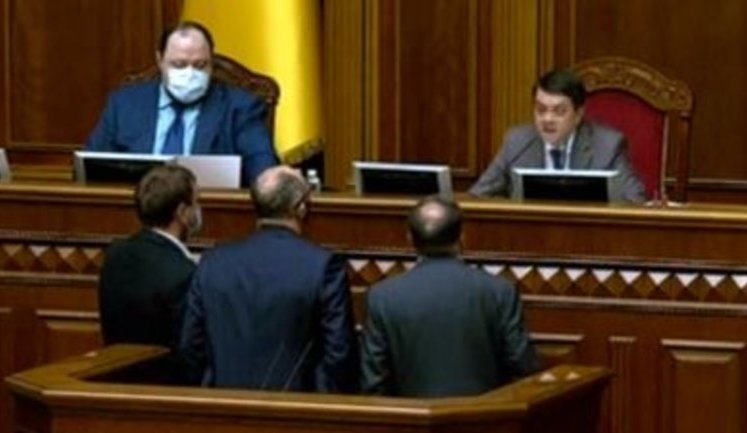 Разумков посперечався з Парубієм через регламент ВР: "Це порушення" - "Ви 17 разів ставили на голосування". ВIДЕО