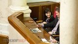 Депутатские будни: Янукович развлекает "девочек", Бондаренко взялась за Буша, оппозиция- удалилась. ФОТОрепортаж
