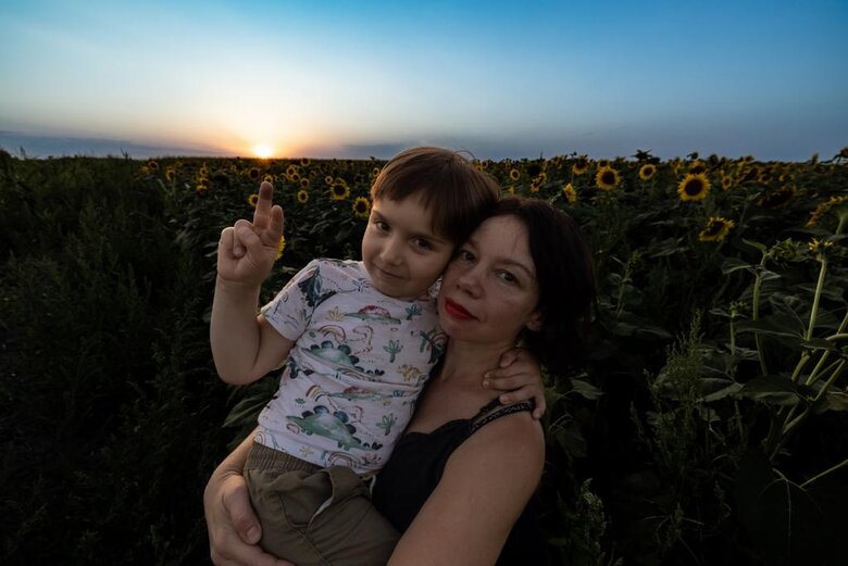 Це неймовірно, скільки людей об’єднали свої зусилля задля України. Весь світ зійшовся разом! – засновник волонтерської ініціативи Davaj Ukraine Девід Расселл 08