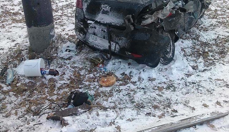 Електричка врізалася в легковик на Київщині: 1 загиблий, 3 постраждалих. ФОТО