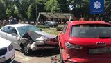 Водій BMW не впорався з керуванням, зіткнувся з трьома автомобілями і влетів у зупинку громадського транспорту в Одесі, є постраждалі. ФОТОрепортаж