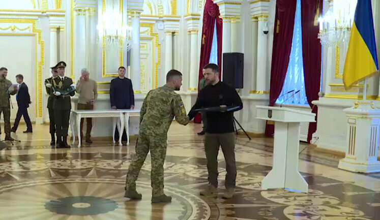 Зеленський вручив Хрести бойових заслуг та ордени Золота Зірка військовим та родинам загиблих героїв. ВIДЕО