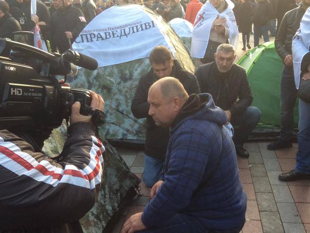 Мітингувальники почали встановлювати намети під Радою 13 Мітингувальники почали встановлювати намети під Радою 13