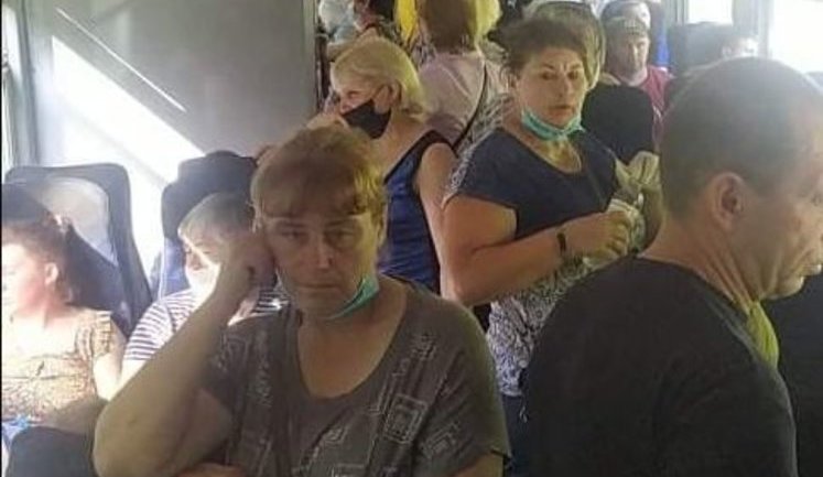Електричка "Київ-Ніжин" у розпал пандемії коронавірусу: переповнені вагони і пасажири без масок. ФОТО