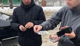 Майор поліції, який налагодив схему одержання неправомірної вигоди за закриття кримінальних справ, попався на хабарі в 3 тисячі доларів США, - СБУ. ФОТО