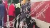 В Киеве девушка поскользнулась и упала под трамвай. ВИДЕО 18+