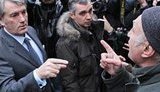"Паскуда Ющенко, як тебе земля носить". Экс-президента в ГПУ провожали не по-доброму...ФОТОрепортаж. (Добавлено ВИДЕО).